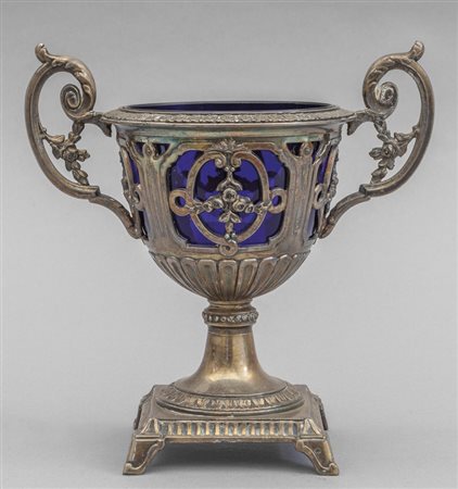 Zuccheriera in argento finemente sbalzato in 