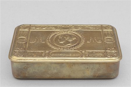 Scatola in ottone sbalzato distibuito dalla Royal 