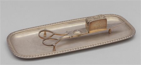 Vassoietto e spegnimoccolo in argento