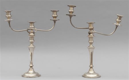 Coppia di candelieri a tre luci in argento, 