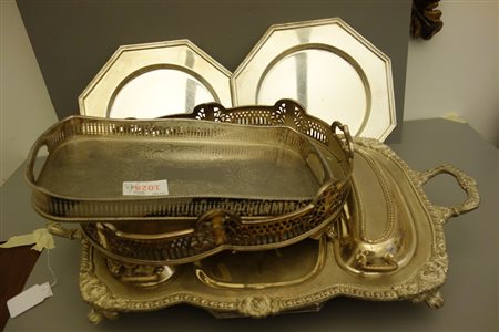 Tre vassoi in metallo argentato e dieci 