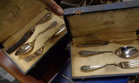 Tre scatole con posate in argento di cui una con 