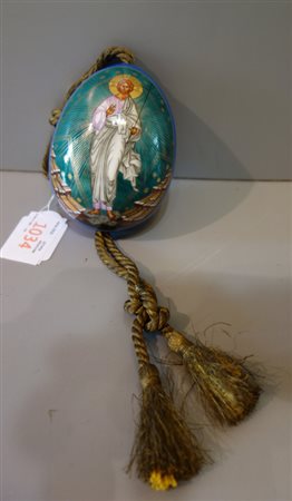 Uovo in porcellana con raffigurazione del 