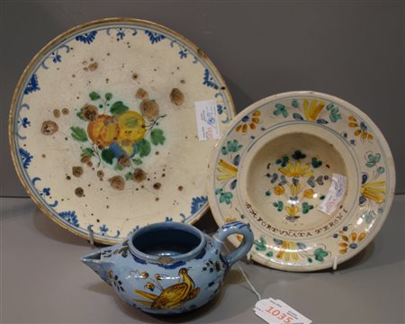 Alzata, coppa e una theiera senza coperchio in 