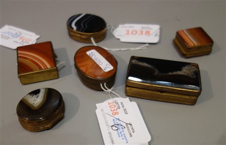 Sei piccole scatole in pietre dure e metallo 