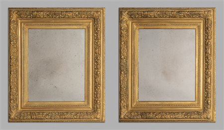 Coppia di cornici in legno intagliato e dorato, 