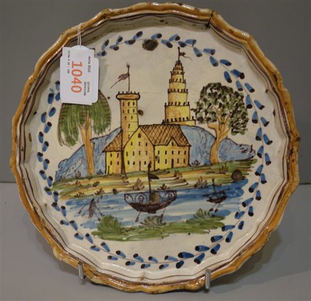 Piatto di forma centinata decorato in policromia 