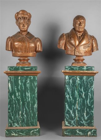 Antenati, coppia di sculture in stucco poggianti 