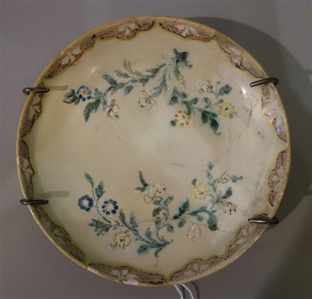 Piattino in maiolica a fior di patata, marca 