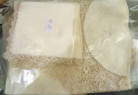 Tovaglia con otto tovaglioli (macchie)