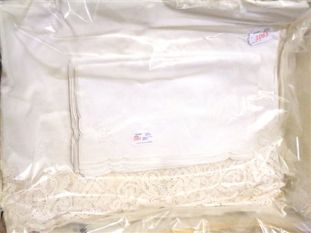 Tovaglia con dodici tovaglioli (macchie)