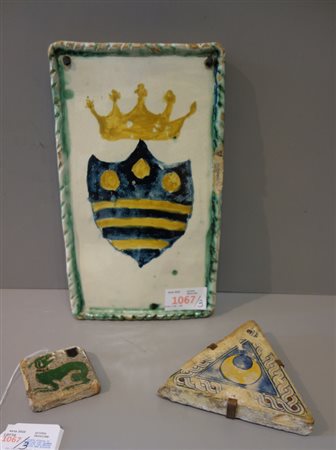 Piccola placca in maiolica con stemma centrale 