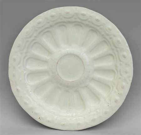 Grande piatto in ceramica, modello argenteria, 