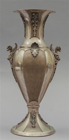 Vaso in argento, prese con grifoni<br>h.cm.39, 