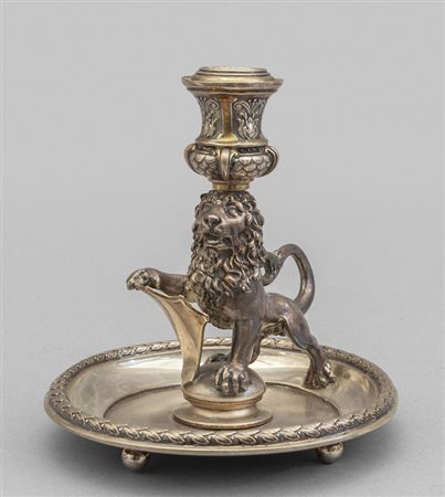 Bugia in argento con leone che sorregge uno scudo