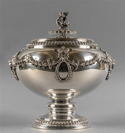 Scatola in argento sbalzato decorata con 