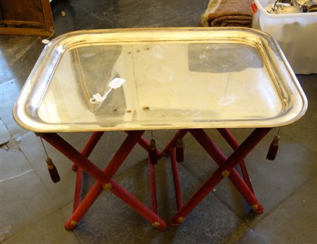 Grande vassoio in metallo argentato con piede a 