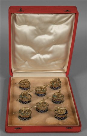 Otto salierine in argento vermeille a soggetto di 