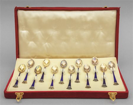 Dodici cucchiaini in argento e smalto blu