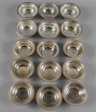 Sei più nove coppette in argento, bordo decorato 