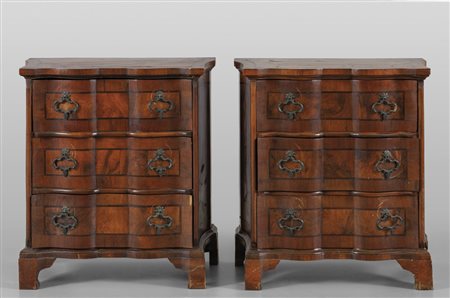 Coppia di comodini in stile Luigi XIV a tre 