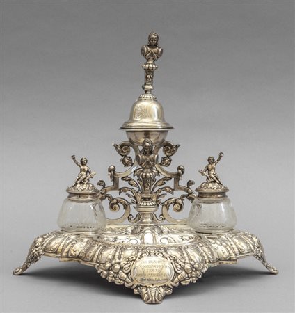 Calamaio in argento finemente sbalzato con putti 