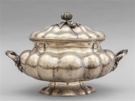 Grande zuppiera in argento sbalzato, presa con 