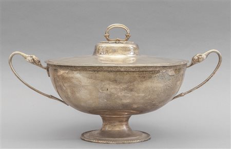 Grande zuppiera in metallo argentato in stile 