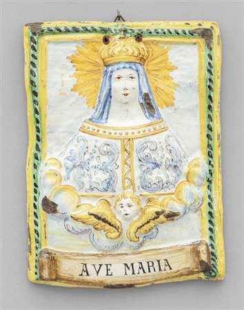 Placca in maiolica policroma raffigurante busto 