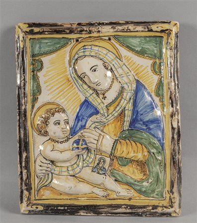 Placca in maiolica raffigurate la Madonna con il 