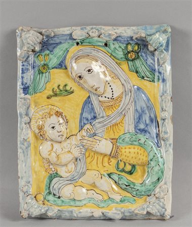 Placca in maiolica raffigurante Madonna con 