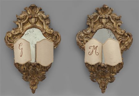 Coppia di apliques in legno finemente intagliato 