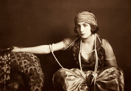 Anonimo - Senza titolo (Ritratto di donna), years 1920