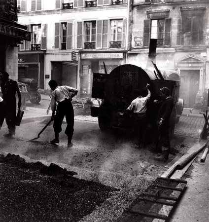 Louis Stettner (1922-2016)  - Rue des Martyrs, Goudronage, 1951