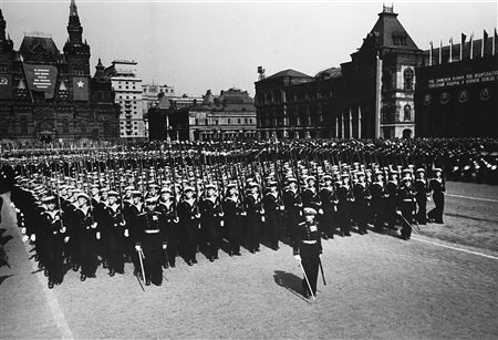 Jewgeni Chaldej (1917-1997)  - Parata militare sulla Piazza Rossa, Mosca, 1946