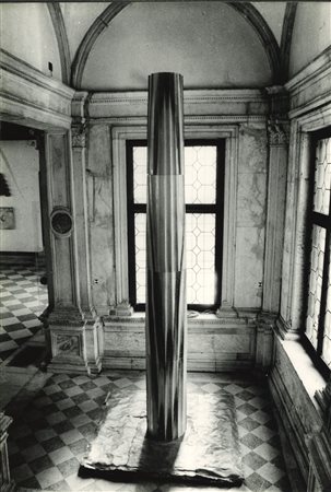 Maria Mulas (1935)  - Luciano Fabro "Esprit de finesse, esprit de geometrie", Colonna, 1984