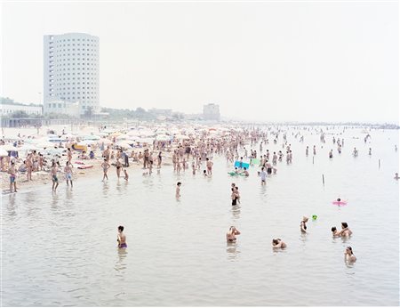 Massimo Vitali (1944)  - Marina di Carrara, Torre Fiat, dal portfolio "Ladscape with figures", 1995