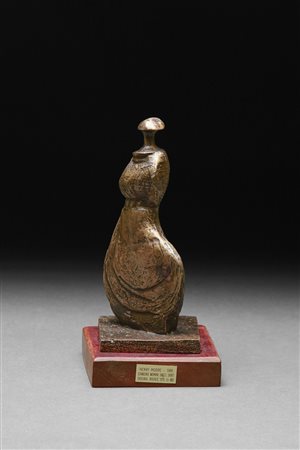 MOORE HENRY (1898 - 1986) - Donna in piedi: gonna a conchiglia.