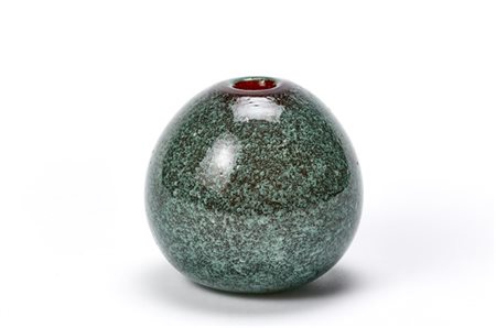 Carlo Scarpa Piccolo vaso sferico in vetro sommerso aranciato e verde con inclus