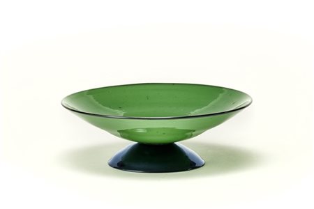 Carlo Scarpa Piccola alzata in vetro soffiato incamiciato verde. Base a calotta