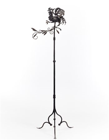 Umberto Bellotto Tripode in ferro battuto con asta a sezione quadrangolare modan