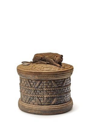 Umberto Bellotto Scatola con coperchio in lamina di ferro battuto sbalzata a fig