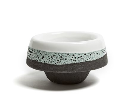 Ettore Sottsass Vaso circolare in ceramica decorato con smalto bianco lucido e s