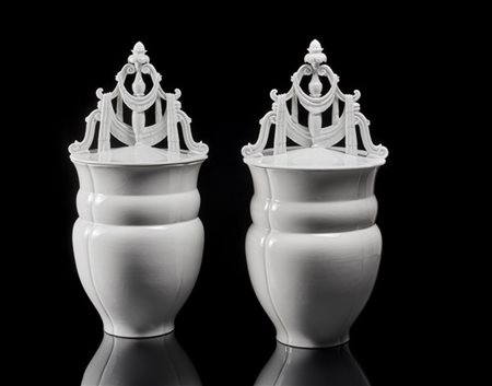 Gio Ponti Coppia di grandi ciste ornamentali con coperchio "a volute". Manifattu