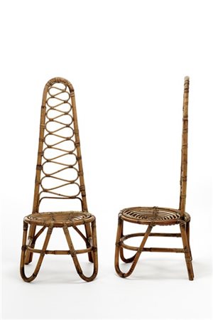 Coppia di sedie da camino con schienale alto in giunco e malacca. Italia, anni