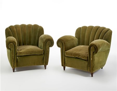 Coppia di poltrone imbottite e rivestite in velluto verde, piedini troncoconici