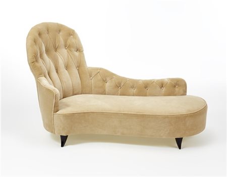 Dormeuse in velluto beige con piedini troncoconici in legno massello. Italia, a