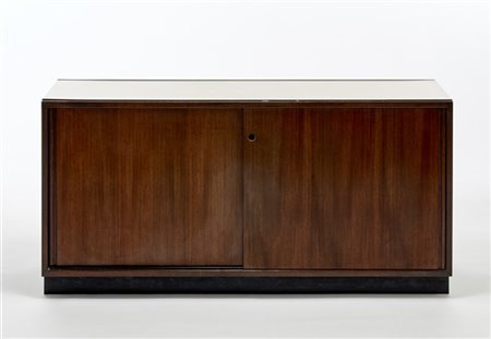 Osvaldo Borsani Credenza ad ante scorrevoli. Produzione Tecno, Varedo, 1962. Leg