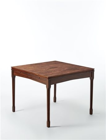 Tavolo con piano quadrato allungabile. Struttura in palissandro indiano massell