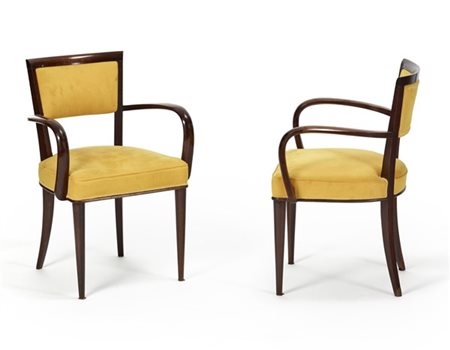 Coppia di poltroncine con seduta imbottita e rivestita in velluto giallo, strut